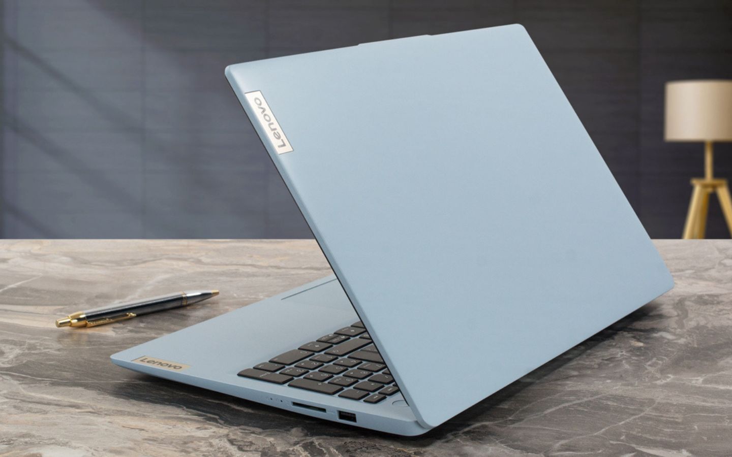 Lenovo Ideapad Slim 3 15IRH8 - 83EM003EVN mang đến hiệu năng mạnh mẽ và bộ nhớ lớn hỗ trợ tối đa việc học 