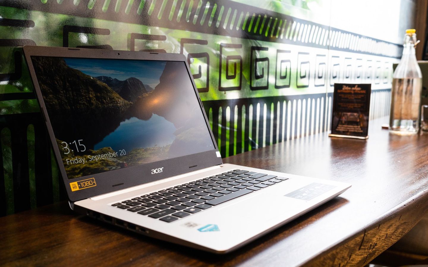 Nên chọn laptop có màn hình đủ lớn và độ phân giải cao