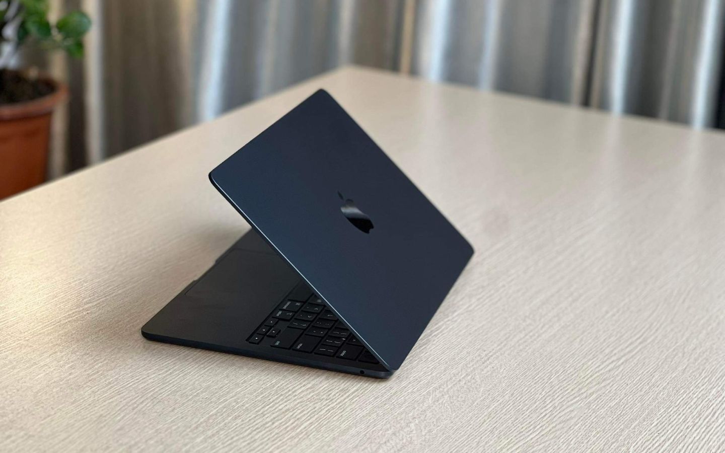 MacBook Air 13.6" MLXW3SA/A phù hợp cho những bạn thường xuyên di chuyển và thực hiện các tác vụ đơn giản