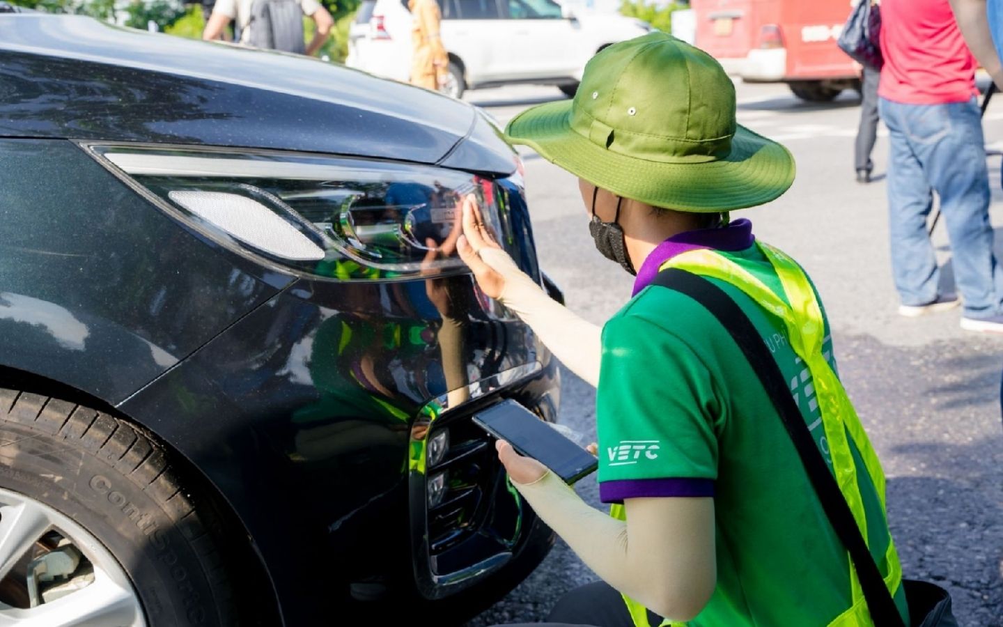 Dán thẻ điện tử định danh phương tiện VETC