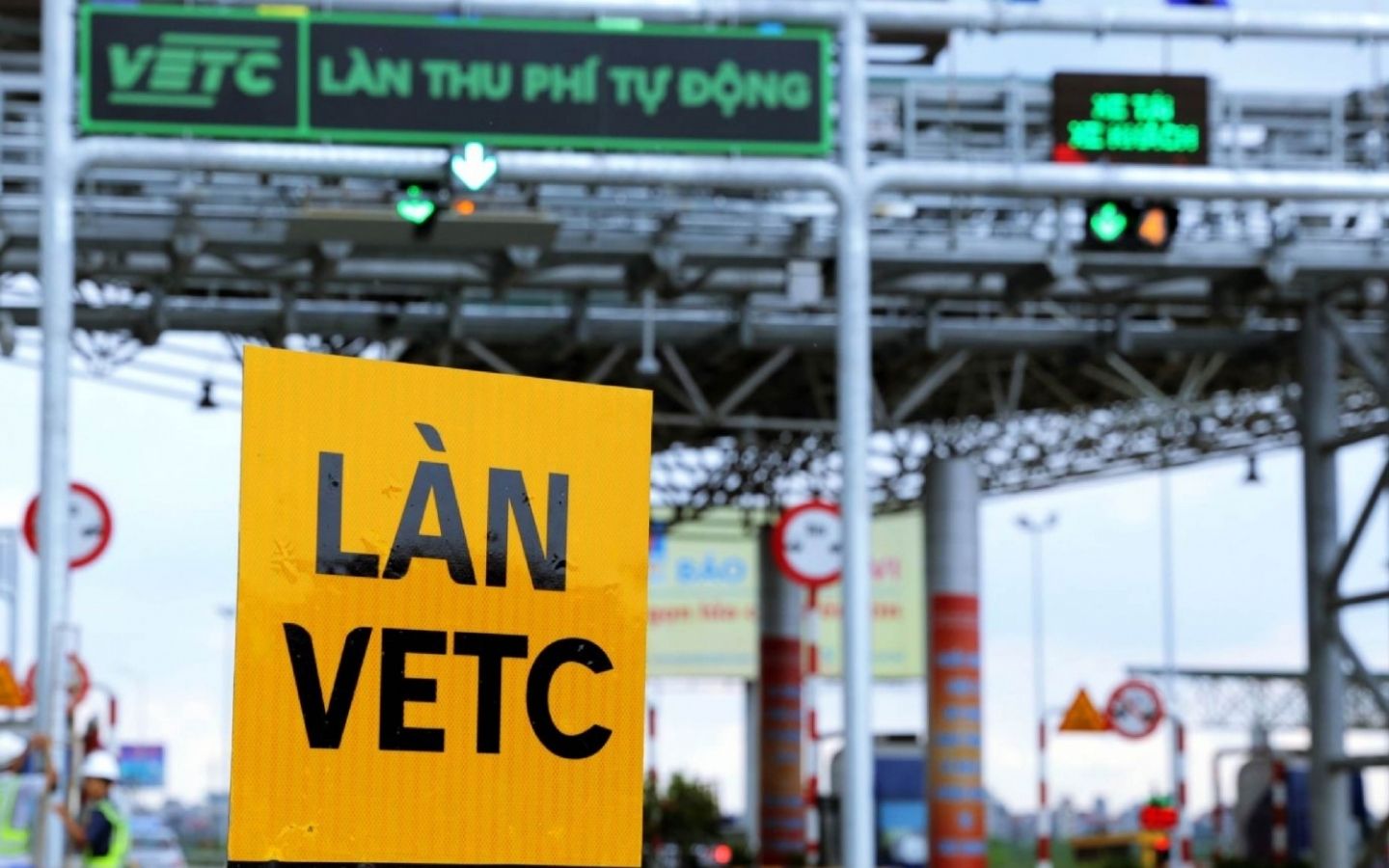  Lưu thông xe qua trạm thu phí