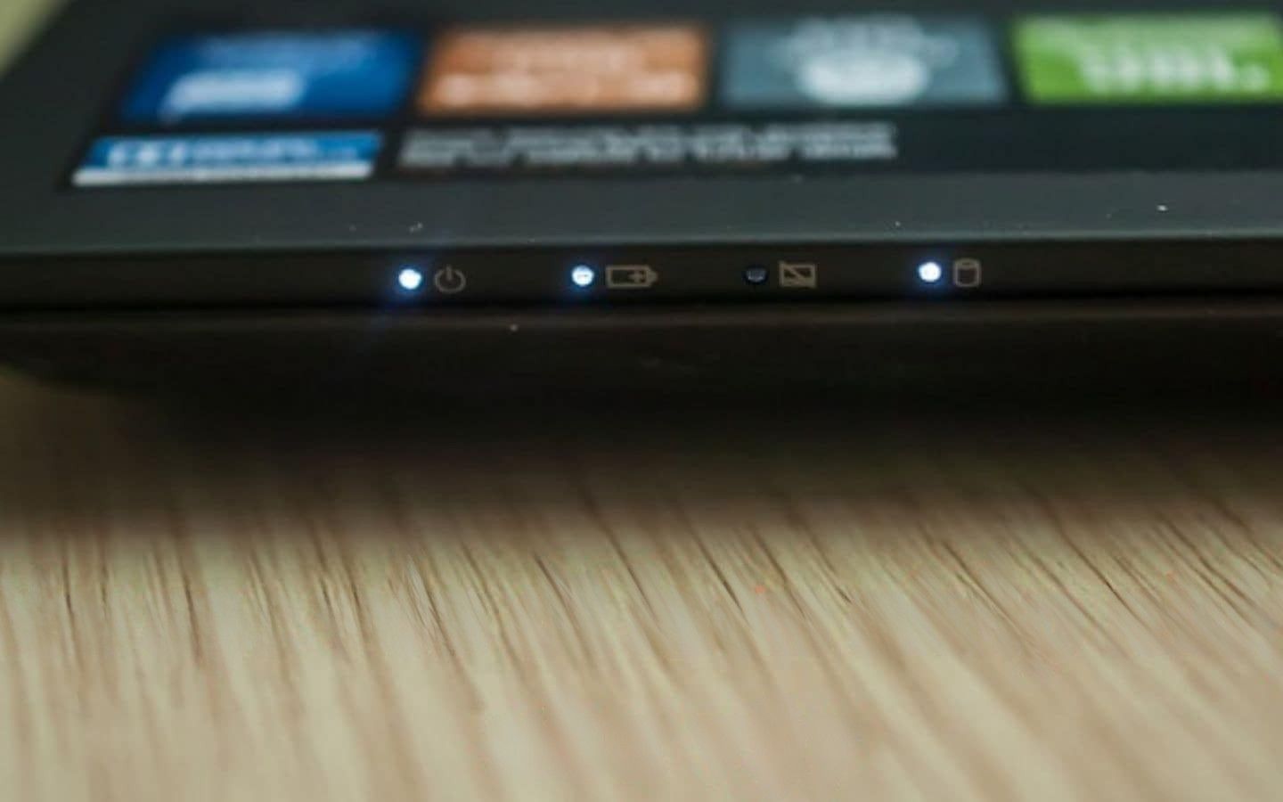 Đèn báo thể hiện tình trạng kết nối của laptop