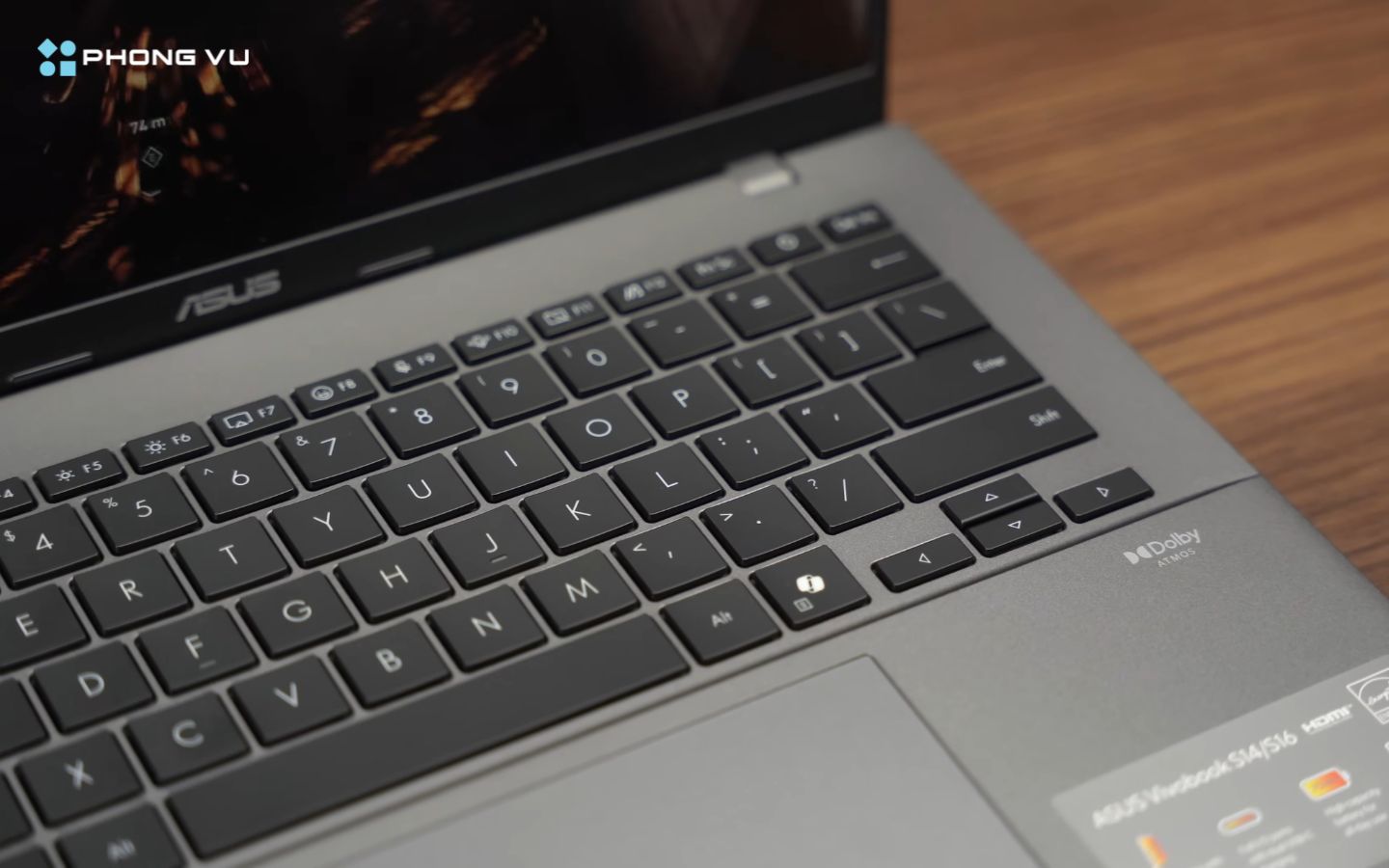 Bàn phím chiclet với đèn nền LED trắng mang lại trải nghiệm gõ thoải mái và chính xác