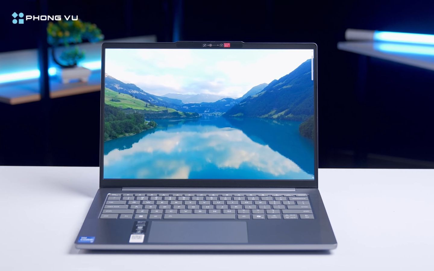 Màn hình 14 inch OLED WUXGA (1920 x 1200), với tỷ lệ khung hình 16:10 (Nguồn: Internet)