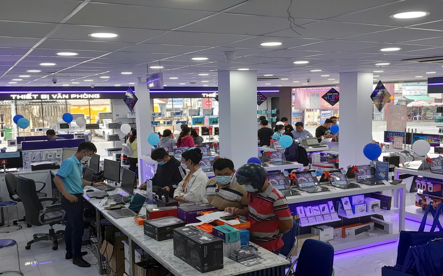 Hỗ trợ và tư vấn nhiệt tình đến từ đội ngũ Phong Vũ