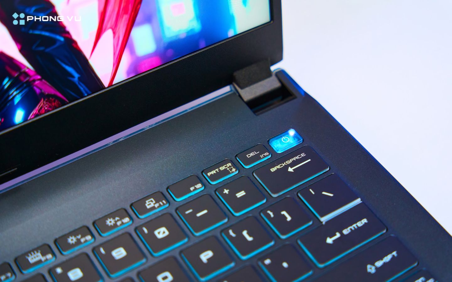 Đánh giá MSI Cyborg 14 A13VE - 090VN: Lựa chọn laptop gaming 14 inch nhỏ gọn giá rẻ 3 Viền dưới của màn hình hơi dày, khiến tổng thể kém hiện đại hơn