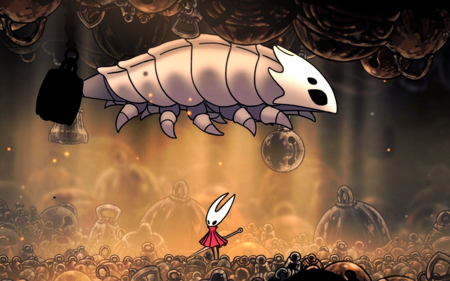 Boss sâu khổng lồ với Hornet nhỏ bé trong khung cảnh chiến đấu ánh sáng vàng