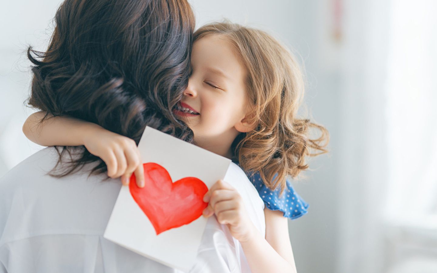 Bài thơ về gia đình luôn gợi nhớ cho người đọc về tình mẫu tử thiêng liêng, cao quý