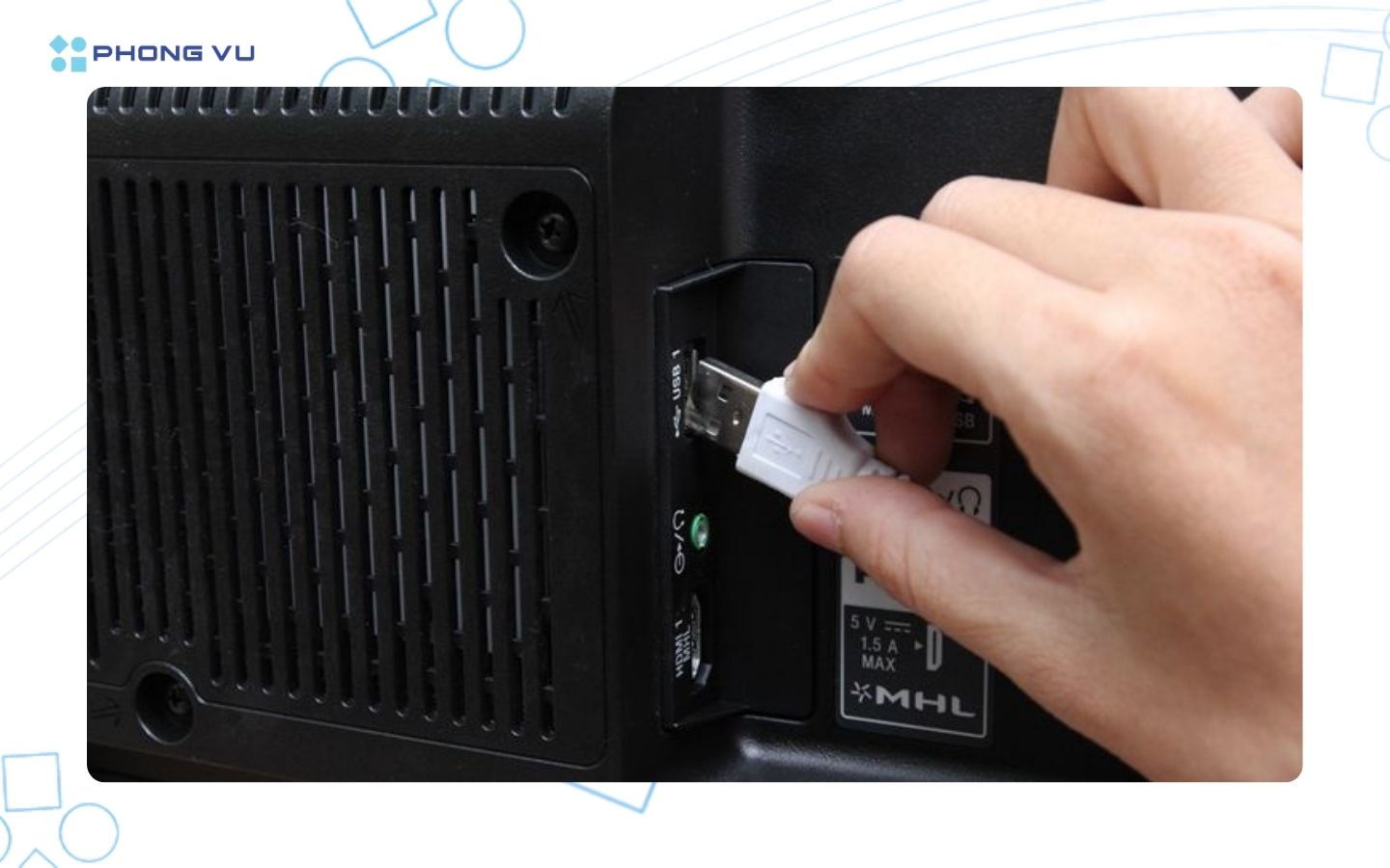 Cắm USB bàn phím vào cổng USB của tivi