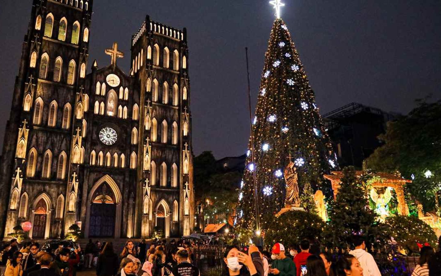 Còn bao nhiêu ngày nữa đến Noel 2025? Đếm ngược đến Giáng sinh chính xác nhất 4 Tham dự thánh Lễ tại nhà thờ vào dịp Noel