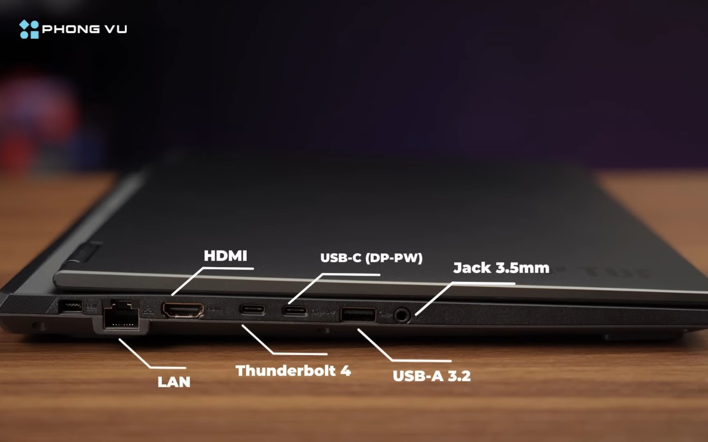 Về cổng kết nối, máy được trang bị đầy đủ