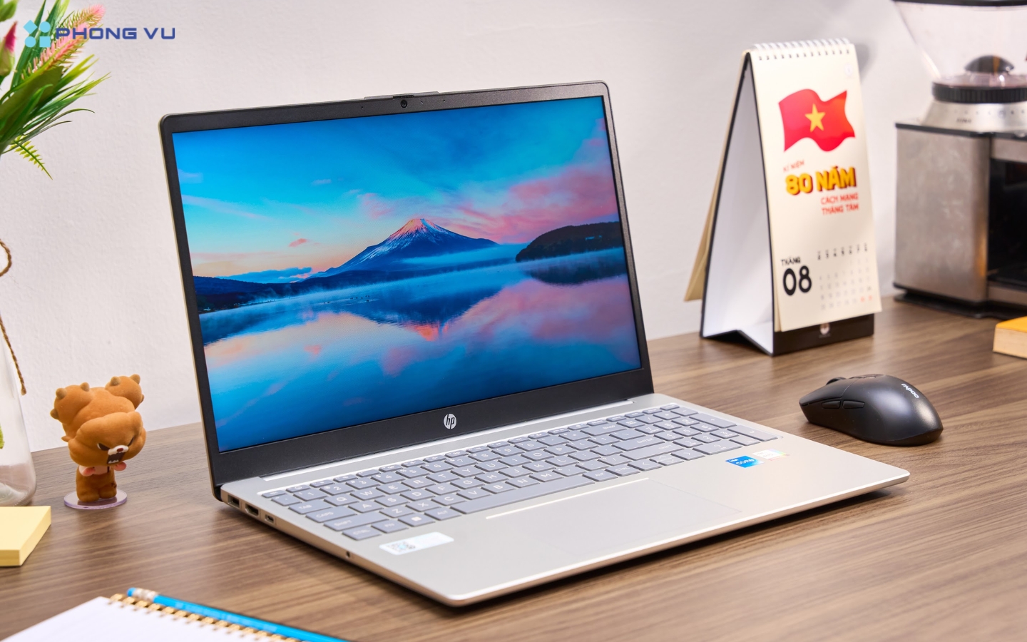 Thời lượng pin của laptop HP 15-fd0235TU đạt khoảng 4,5 giờ trong điều kiện thực tế 