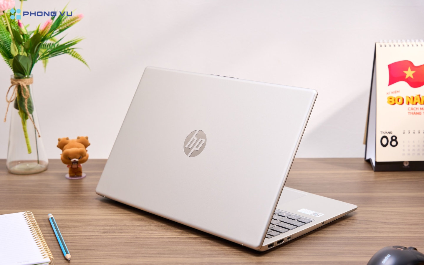 Laptop HP 15-fd0235TU sở hữu vẻ ngoài lịch sự, tối giản, phù hợp với nhiều đối tượng người dùng