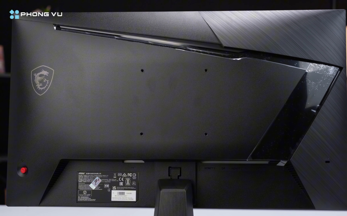 Mặt sau màn hình kết hợp nhựa trơn, nhựa vân kim loại và chi tiết bóng loáng, cùng logo rồng đặc trưng của MSI
