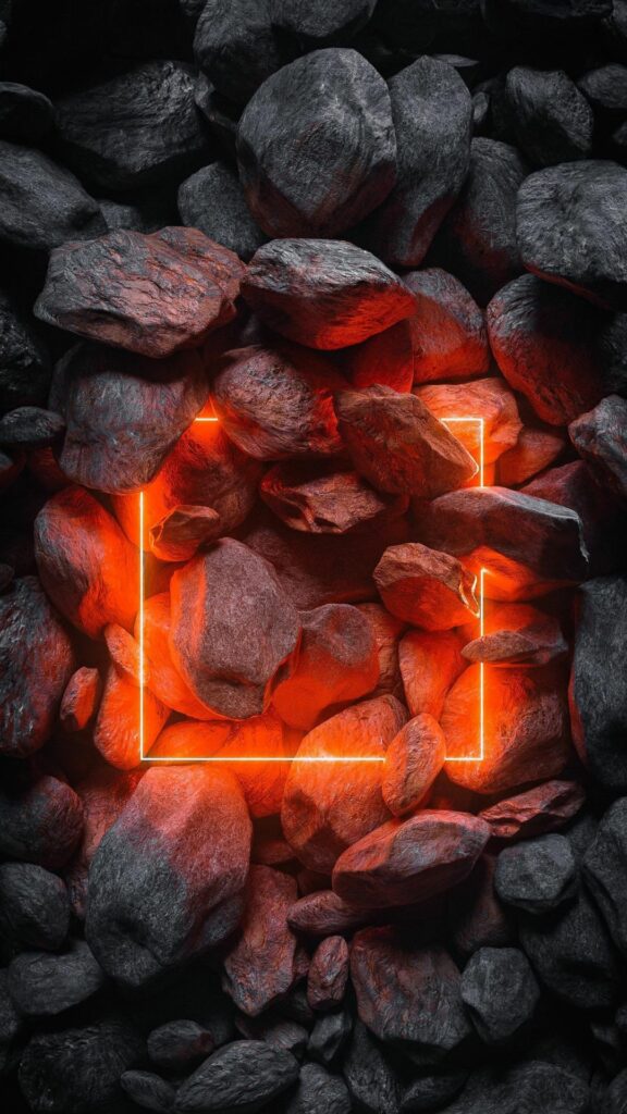 Khối neon rực lửa, nổi bật giữa nền đá tối