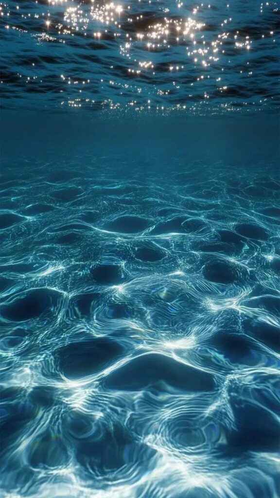 Ánh nắng xuyên nước, mặt biển lấp lánh sắc nét