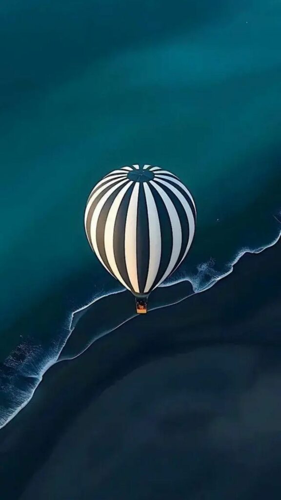 Khinh khí cầu trên biển, bầu trời xanh thẳm