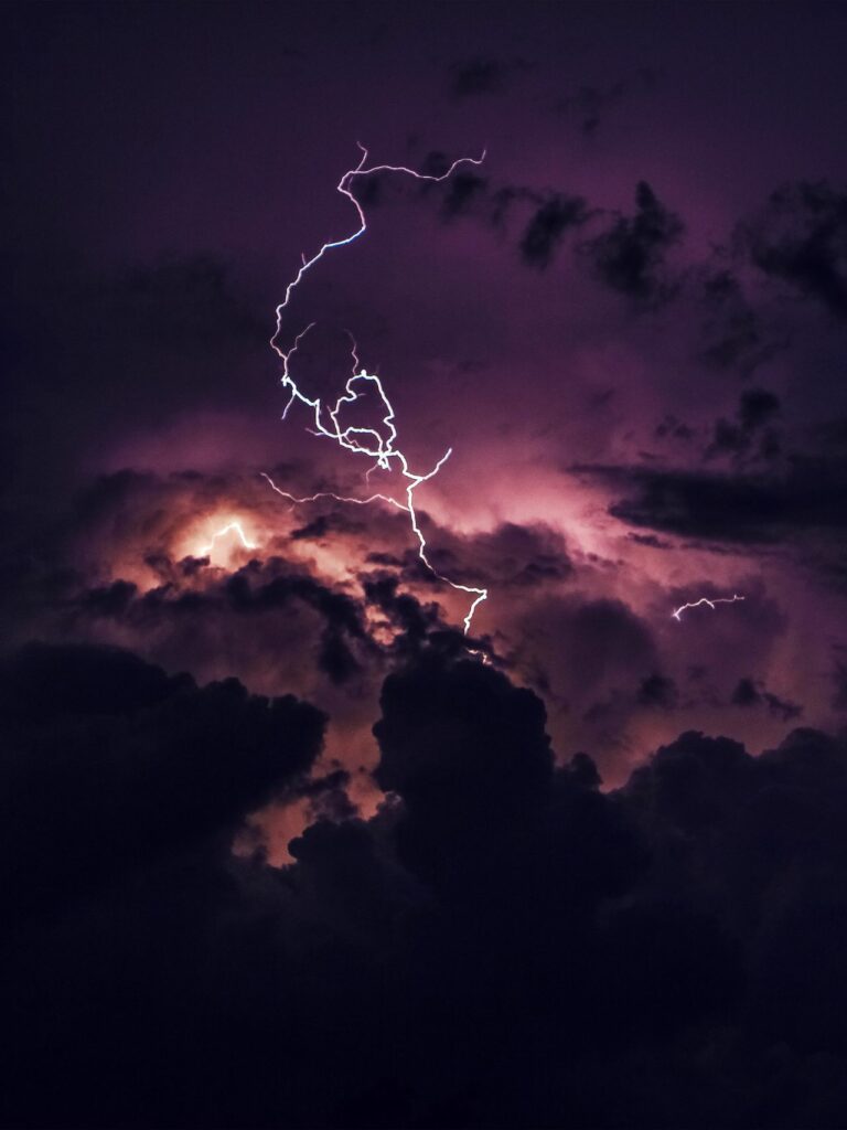 Tổng hợp 80+ hình Nền iPad 4K đẹp nhất 2025 miễn phí 44 Mây đen sấm sét tím