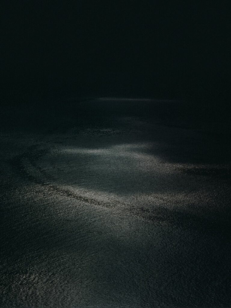 Tổng hợp 80+ hình Nền iPad 4K đẹp nhất 2025 miễn phí 51 Ánh sáng le lói bóng tối