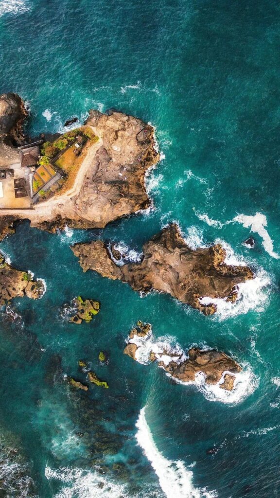 Sóng biển vỗ bờ tung bọt trắng xóa quanh ghềnh đá