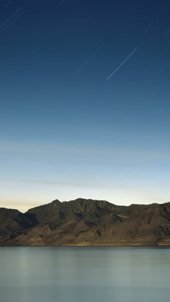 Mặt hồ lặng im, bầu trời rộng lớn không giới hạn