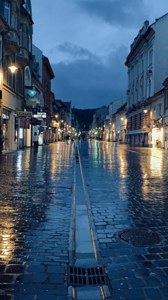 Phố cổ đêm mưa, ánh đèn đường lấp lánh trên vỉa hè