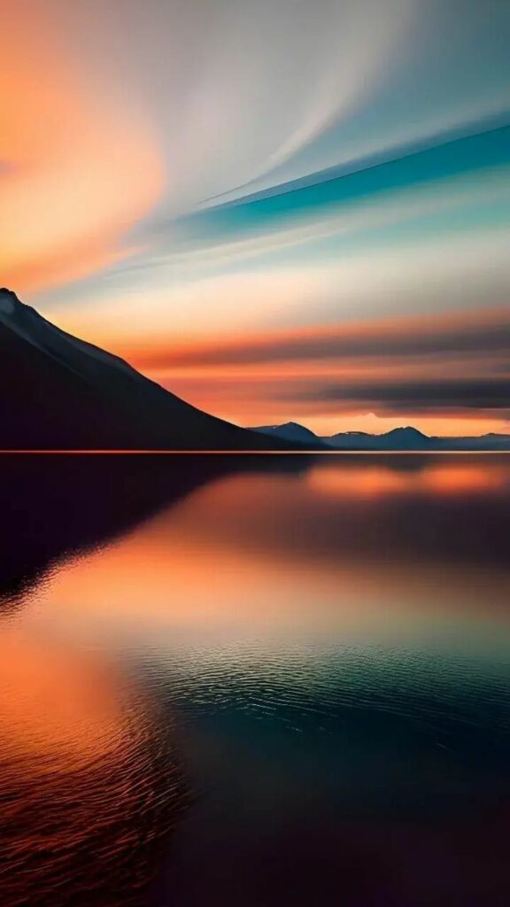 Hoàng hôn rực rỡ, ánh sáng phản chiếu trên mặt hồ phẳng lặng