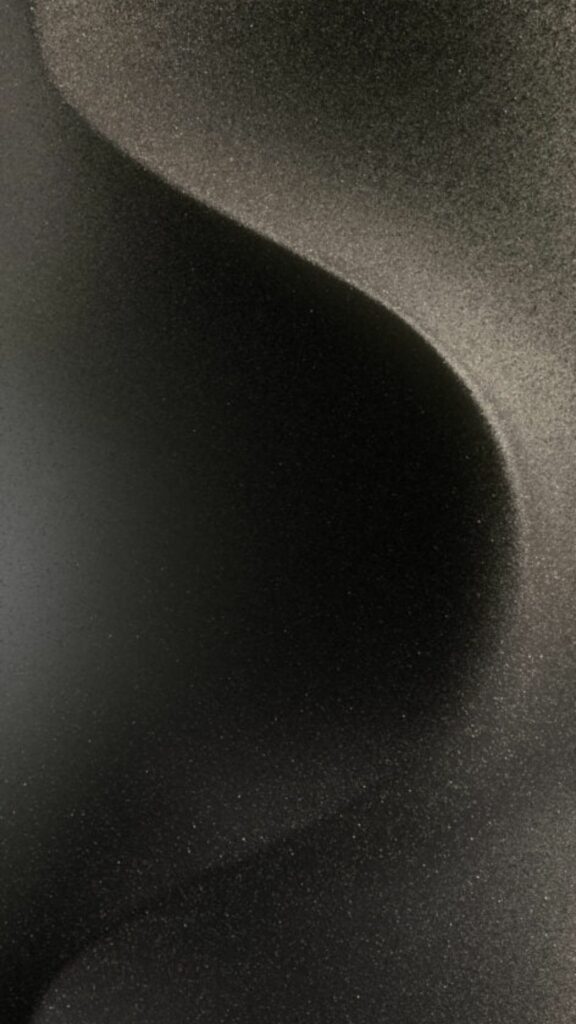 Titan đen sâu lắng, mạnh mẽ