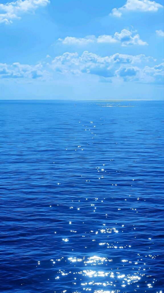 Hình ảnh bầu trời và mặt nước biển trong xanh
