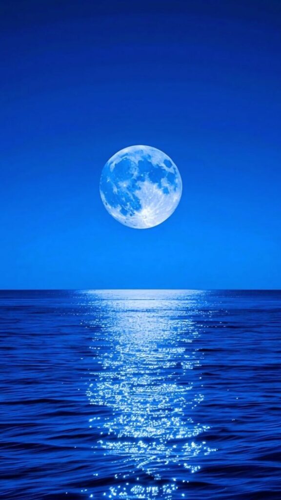 Hình ảnh bầu trời với mặt trăng siêu lớn