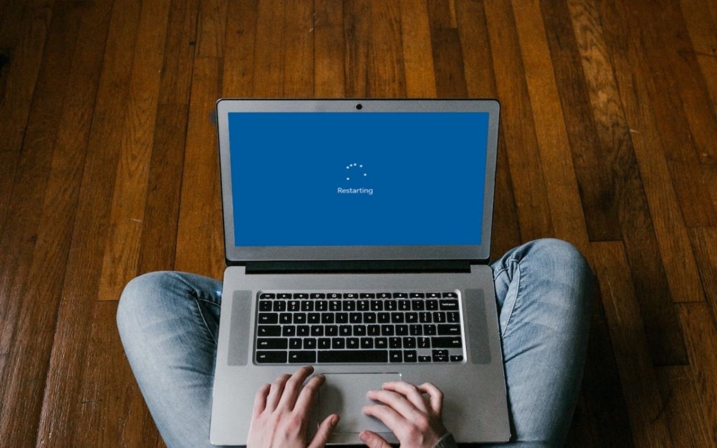 Laptop bị treo Restarting là hiện tượng thiết bị đứng yên ở màn hình khởi động lại