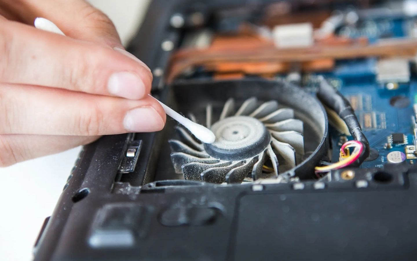 Tiến hành vệ sinh quạt tản nhiệt