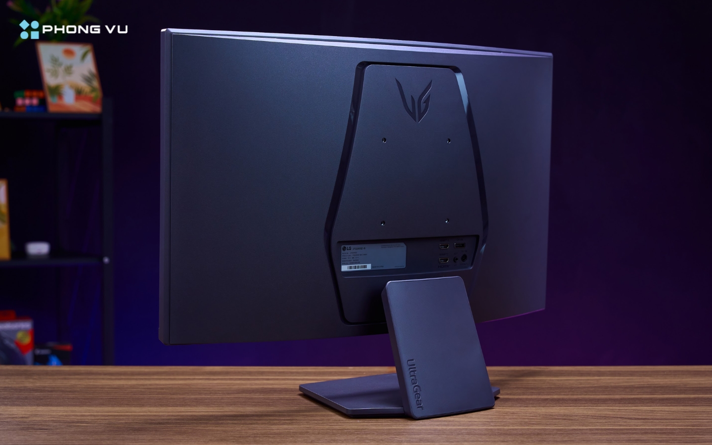 Chân đế hình chữ L gọn gàng, chiếm ít không gian trên bàn làm việc