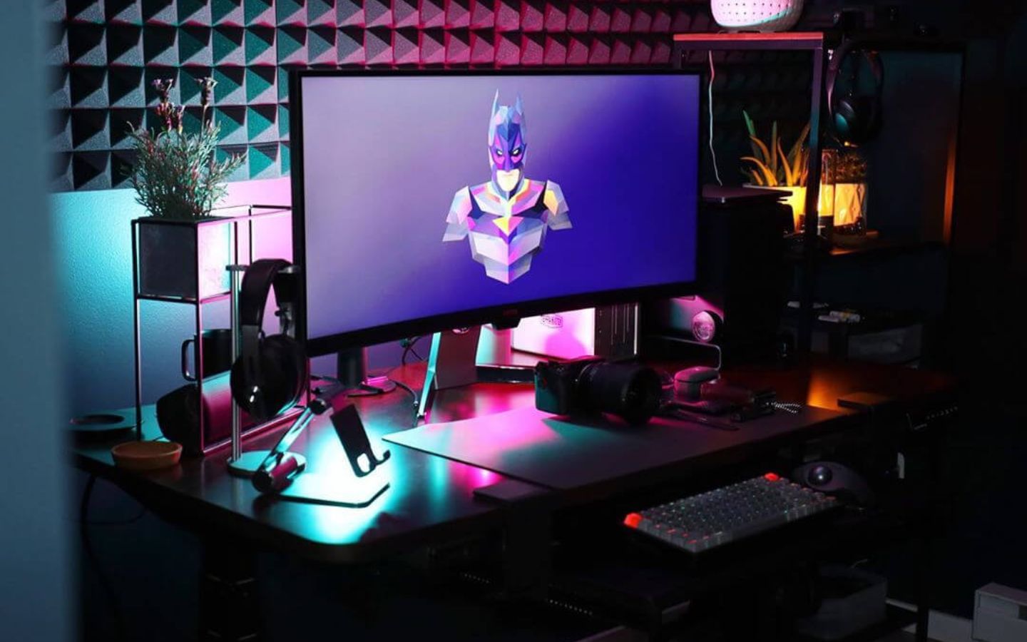 Góc Setup gaming gồm PC, màn hình, bàn phím, chuột và nhiều phụ kiện khác