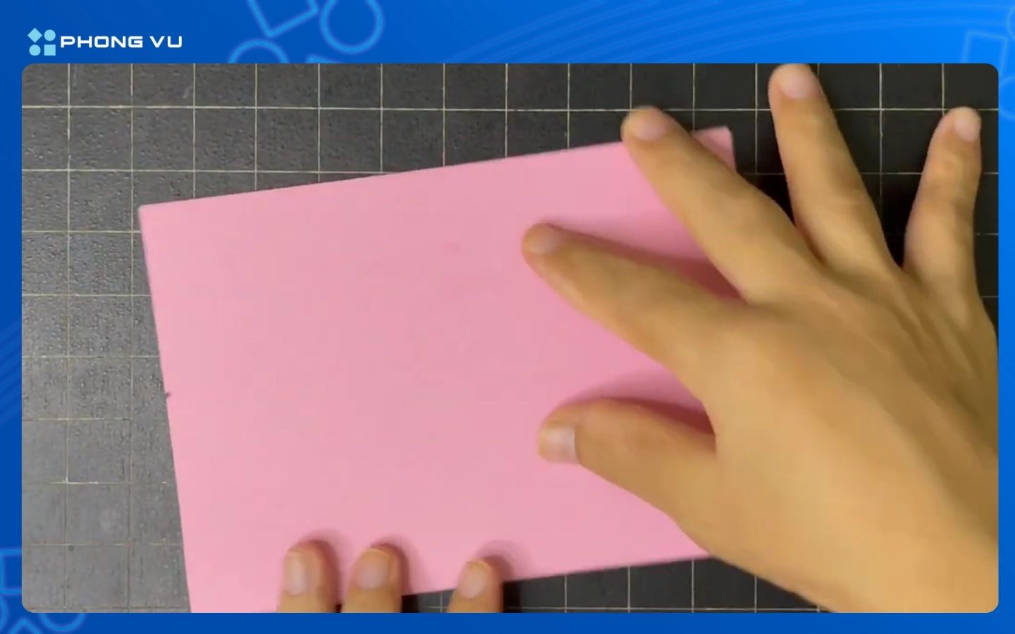 Gấp đôi tờ giấy để tạo hình thiệp