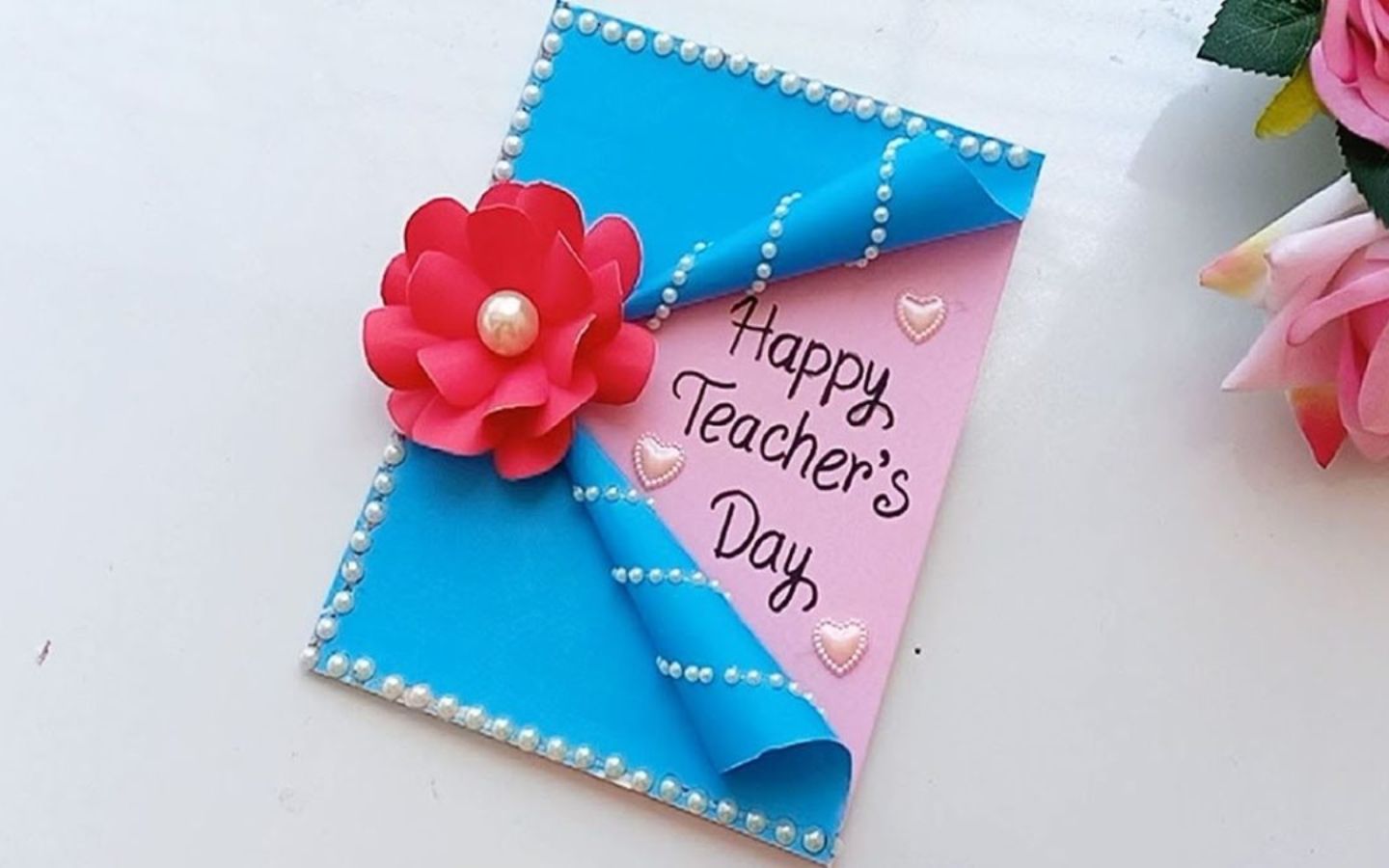 Thiệp xếp quạt xinh xắn, hoa đỏ rực rỡ