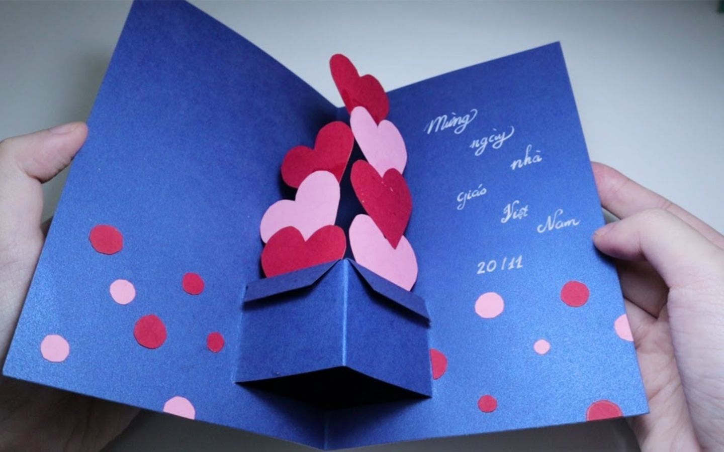 Thiệp gập mở, trái tim biết ơn nở rộ