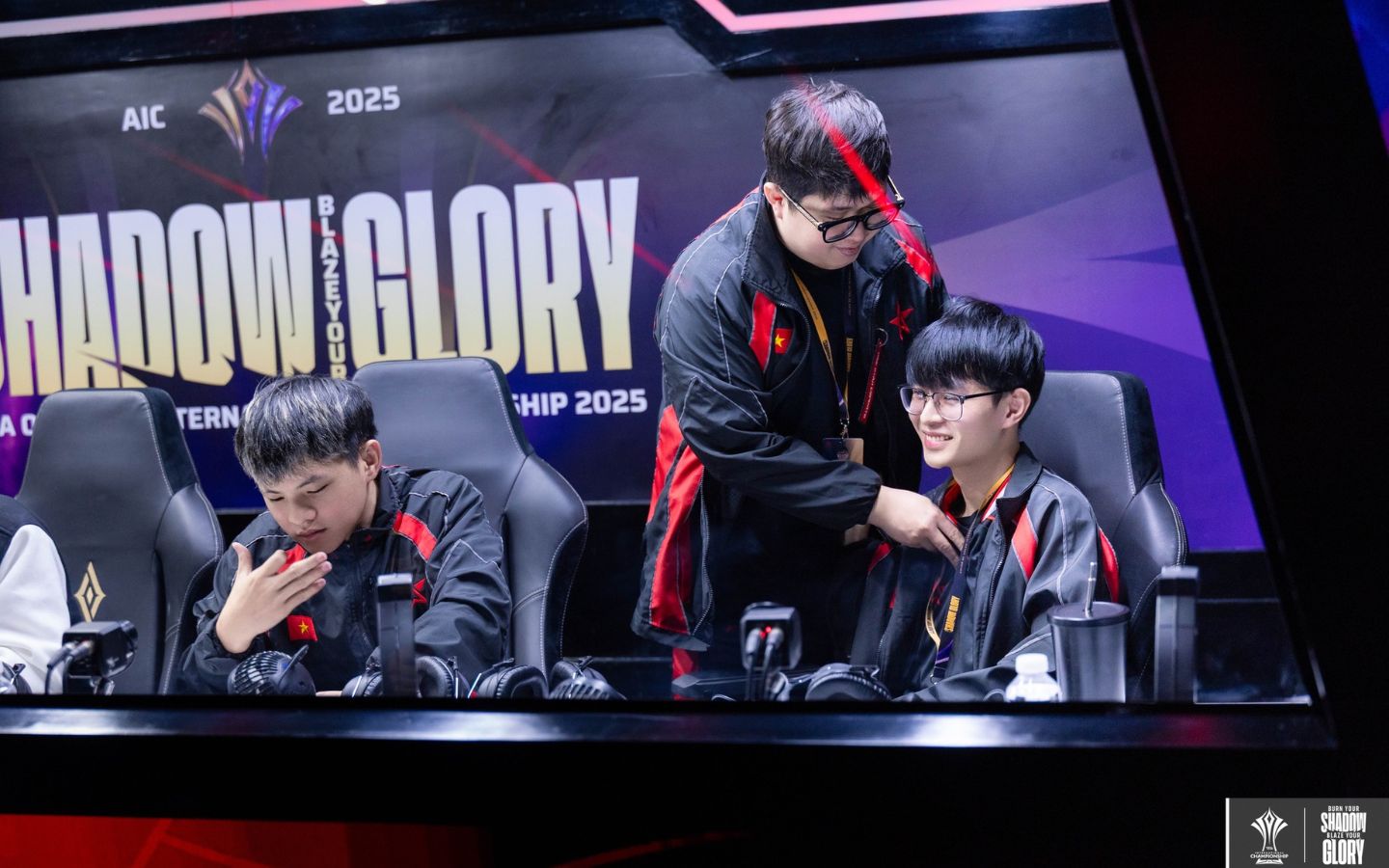 Các fan hâm mộ có thể theo dõi các trận đấu trực tiếp qua fanpage chính thức của Liên quân Mobile