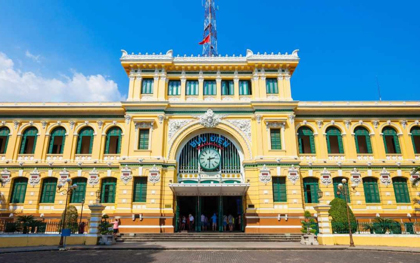 Liên hệ các bưu cục tại TP.HCM để cập nhật chính xác mã bưu chính mới