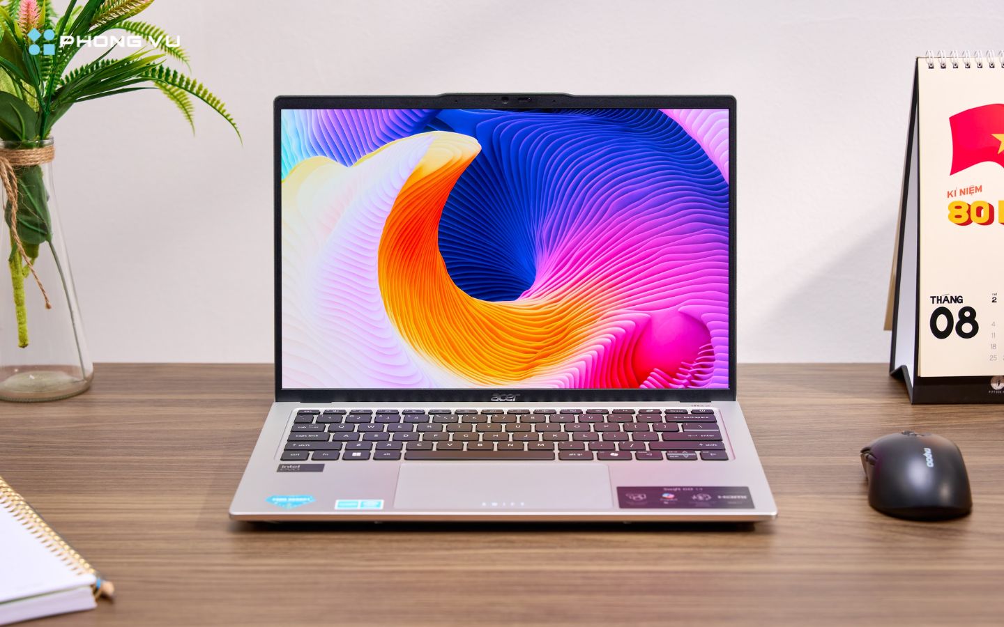 Được trang bị tấm nền OLED 14 inch với độ phân giải 2.8K (2880x1800 pixels) rất đẹp