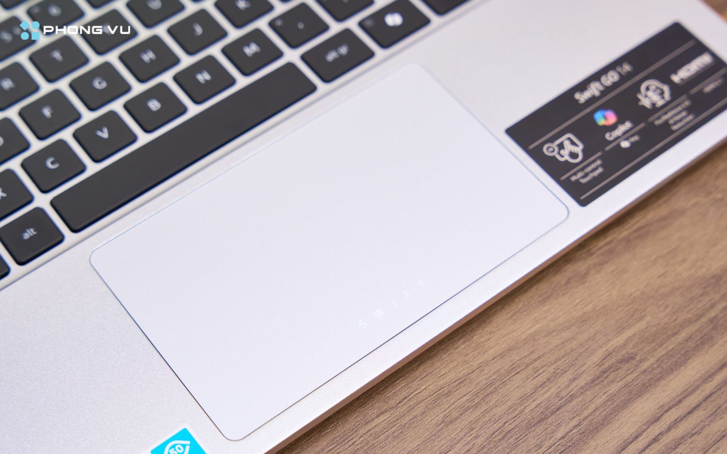 Touchpad kích thước lớn với bề mặt nhám vừa phải