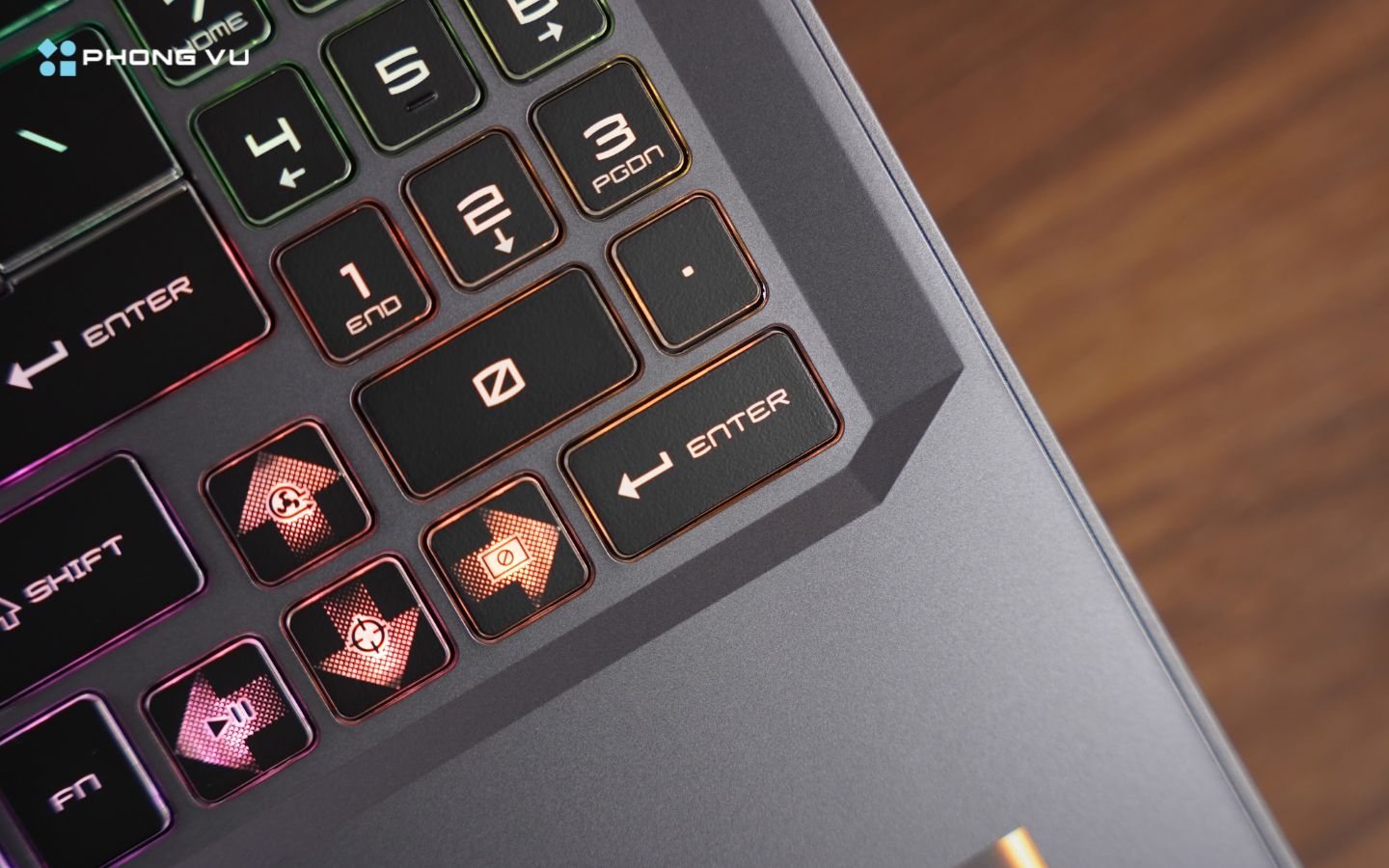 Bàn phím layout full size trang bị đèn LED RGB per-key 24 vùng do SteelSeries thiết kế