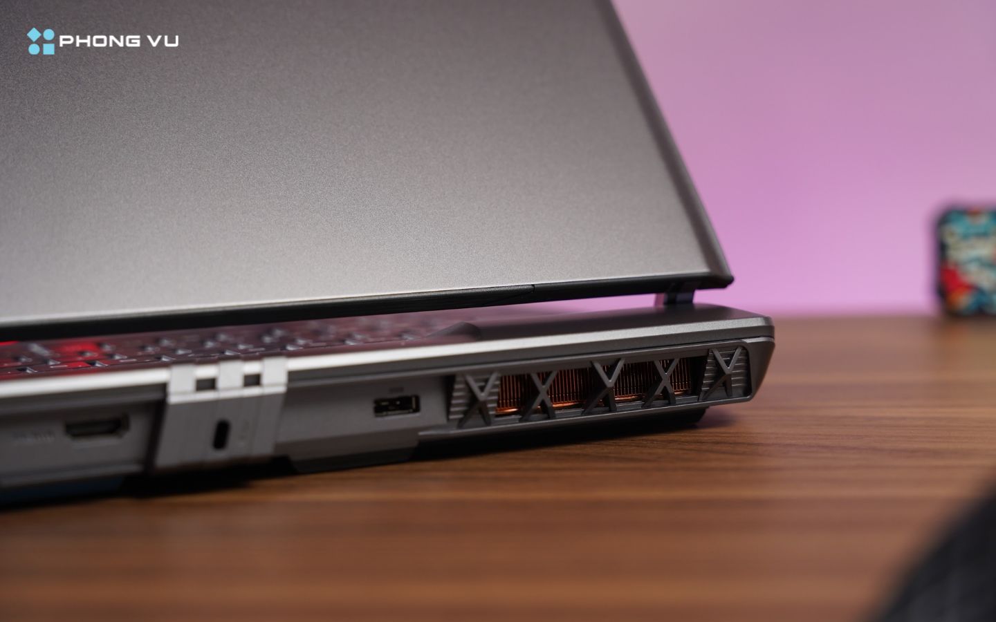 Cooler Boost 5 với khe tản nhiệt lớn và thiết kế phần đuôi máy nhô ra