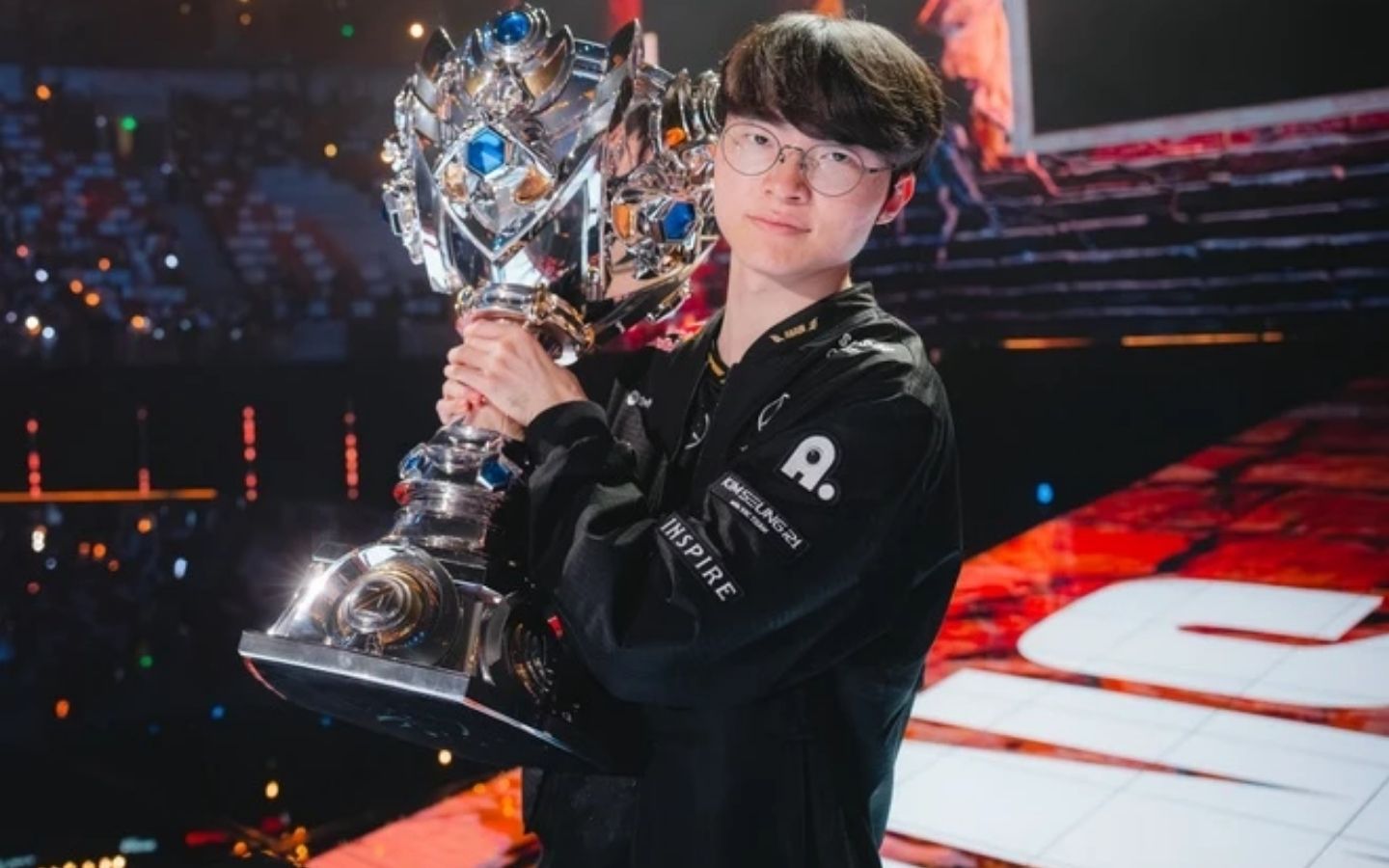 Faker dự kiến sẽ đến Việt Nam trong thời gian tới 1 Facker cùng cúp vô địch thế giới thứ 6 của Liên minh huyền thoại