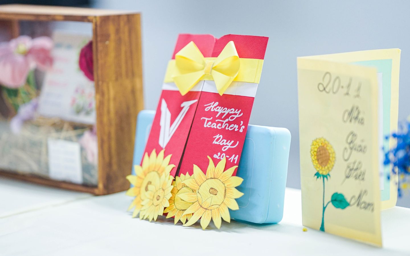 Một tấm thiệp viết tay hay bó hoa giấy đơn giản cũng đủ gửi gắm lời tri ân đầy cảm xúc ngày 20/11.