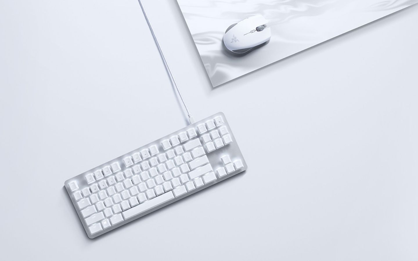 Bàn phím không dây giúp thầy cô soạn giáo án và chấm bài thuận tiện hơn với thao tác nhẹ nhàng, êm ái.