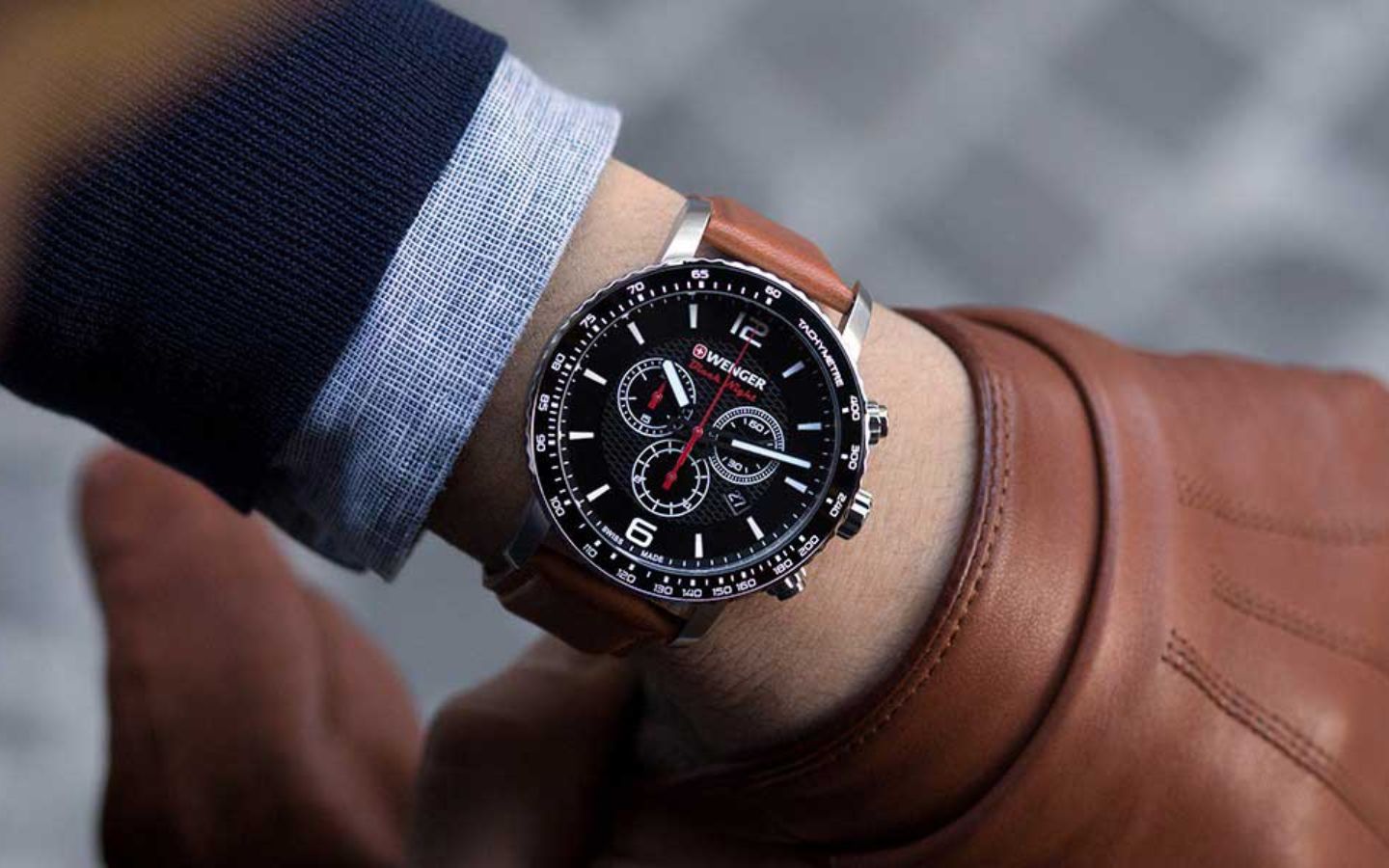 Món quà mang giá trị biểu tượng nhắc thầy trân quý thời gian và tiếp thêm cảm hứng trên hành trình giảng dạy.