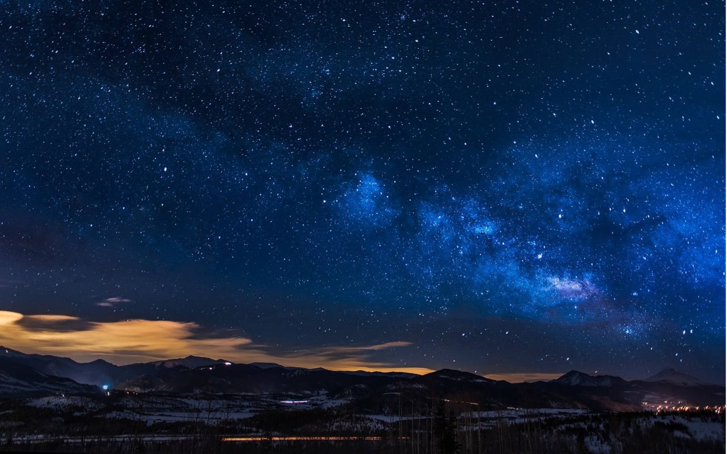 Ngân hà cuộn mình trên đỉnh núi