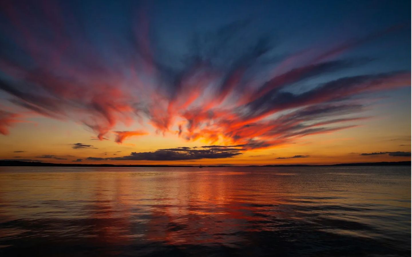 Đám mây đỏ rực khoảnh khắc cuối