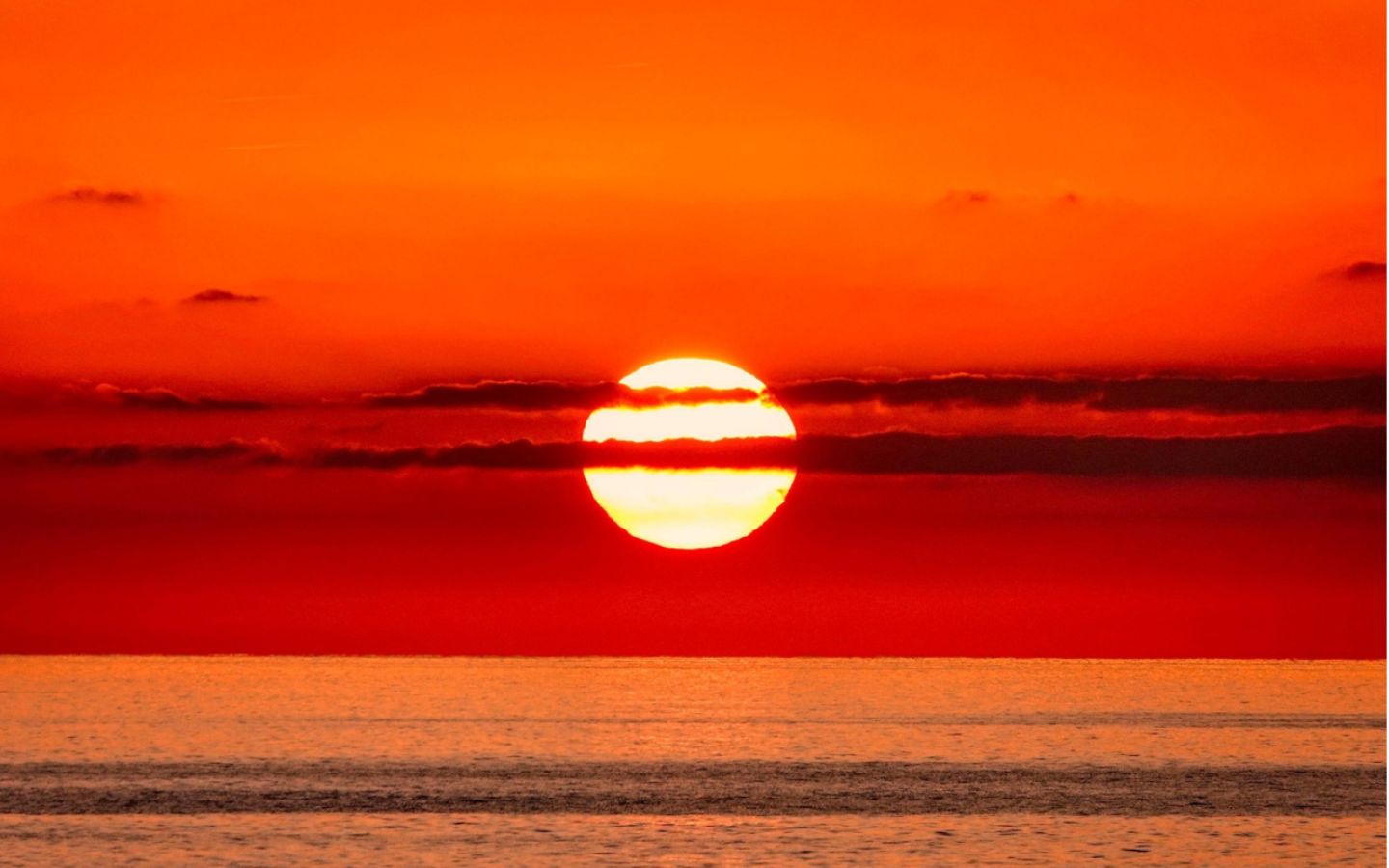 Mặt trời lớn chìm dần biển khơi